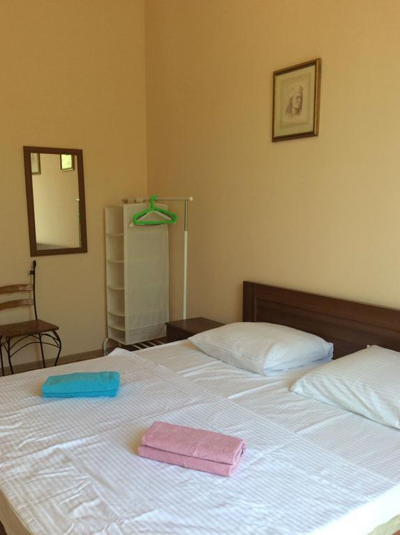 Griboedov Hostel & Suites ティビリシ エクステリア 写真