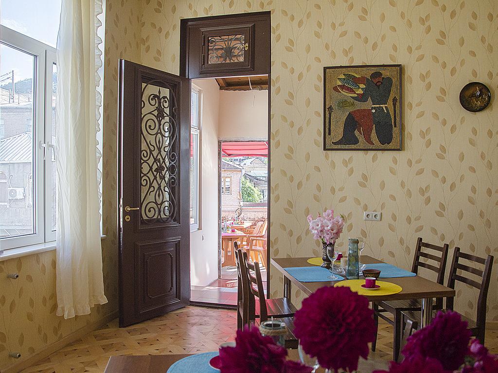 Griboedov Hostel & Suites ティビリシ エクステリア 写真