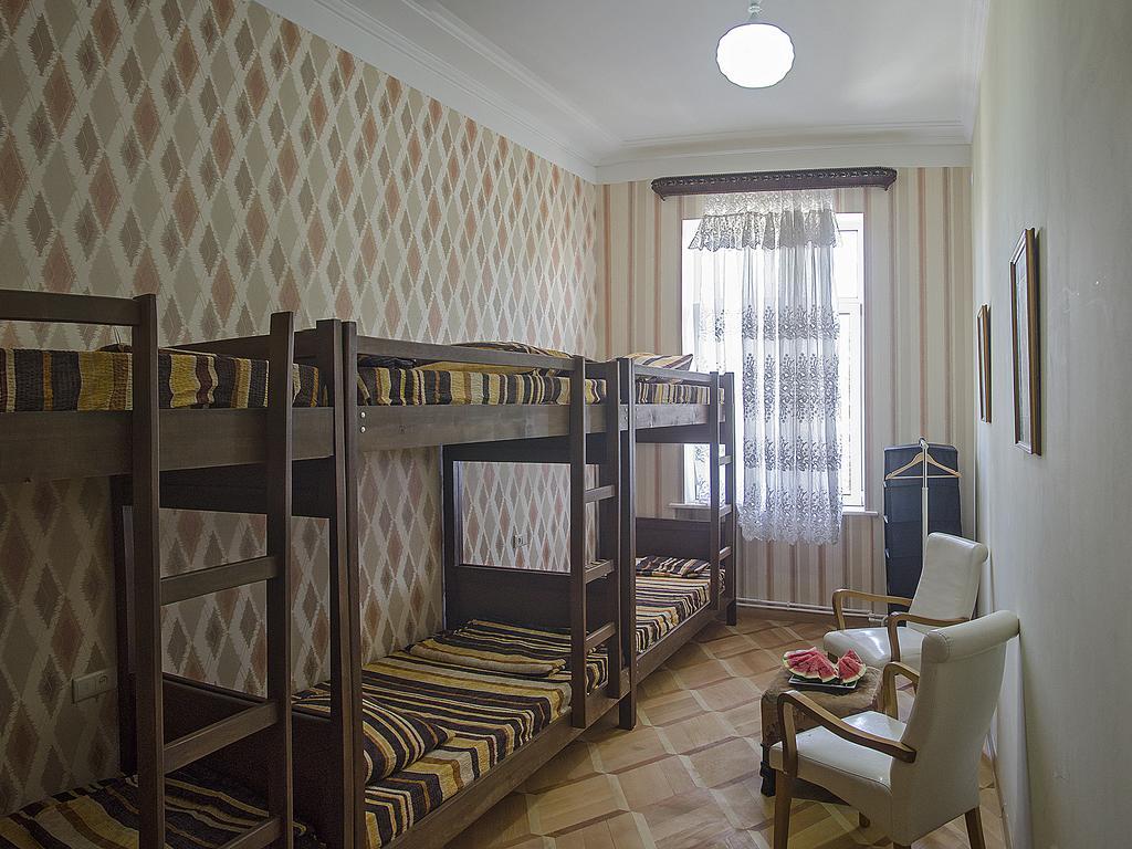 Griboedov Hostel & Suites ティビリシ エクステリア 写真