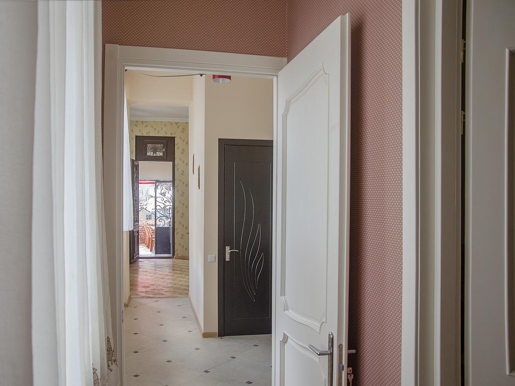 Griboedov Hostel & Suites ティビリシ エクステリア 写真