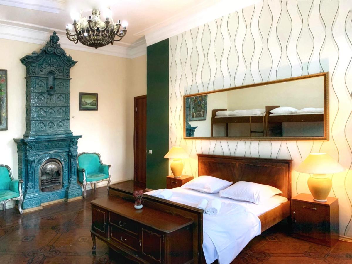 Griboedov Hostel & Suites ティビリシ エクステリア 写真