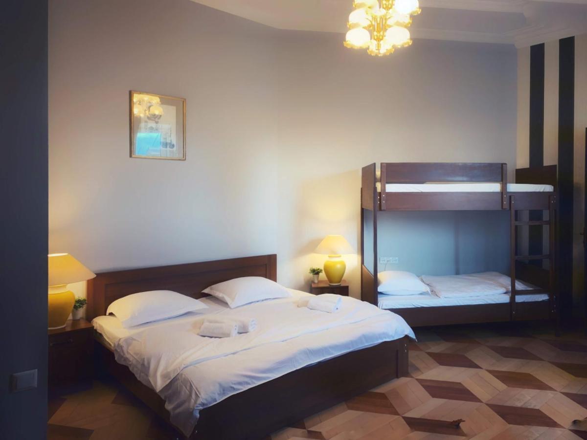 Griboedov Hostel & Suites ティビリシ エクステリア 写真