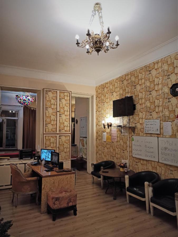 Griboedov Hostel & Suites ティビリシ エクステリア 写真