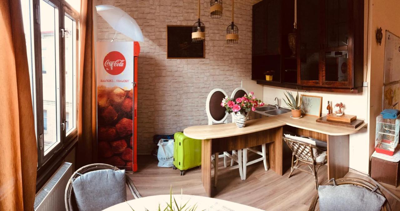 Griboedov Hostel & Suites ティビリシ エクステリア 写真