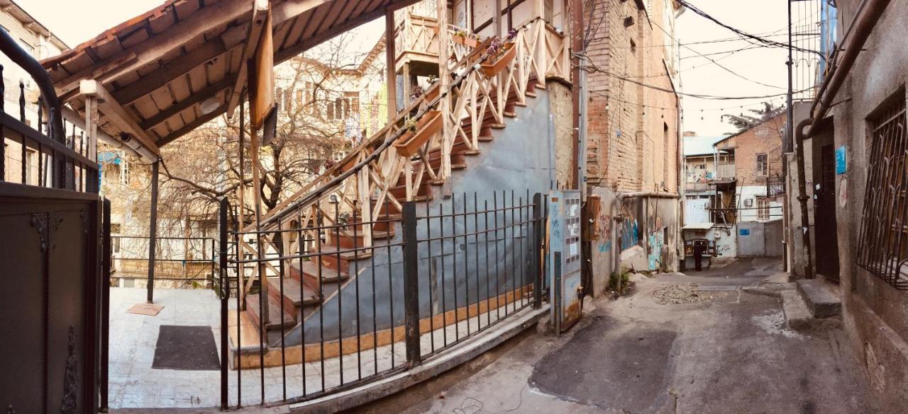 Griboedov Hostel & Suites ティビリシ エクステリア 写真