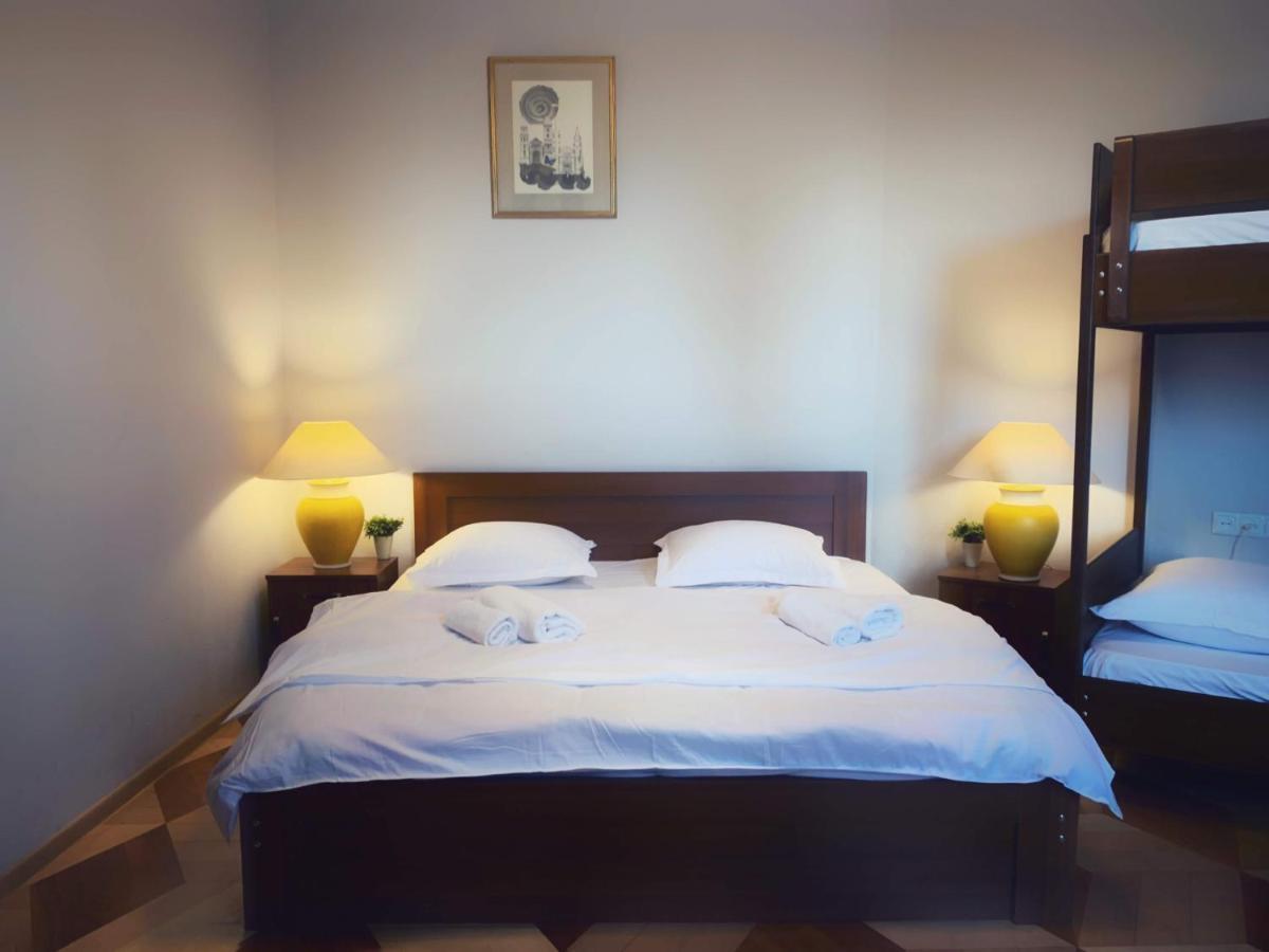 Griboedov Hostel & Suites ティビリシ 部屋 写真